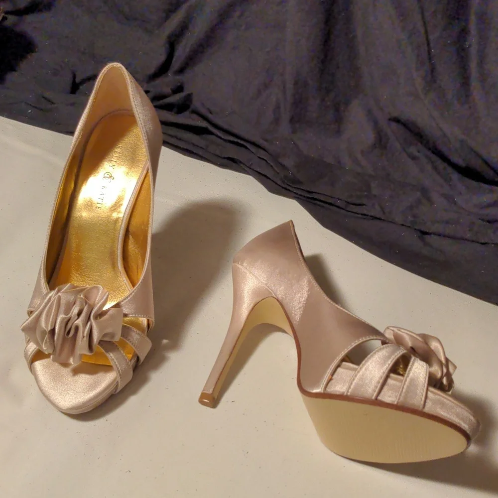 NWOT! Kelly & Katie Champagne Satin Platform Heels With Flower Accent Size 6 - Picture 2 of 7